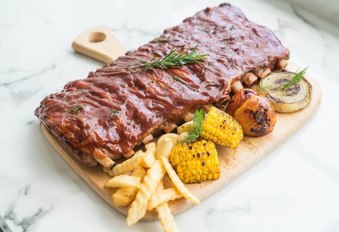 Grilled to the bone lamb chop with sweet corn and fresh parsley with French fries